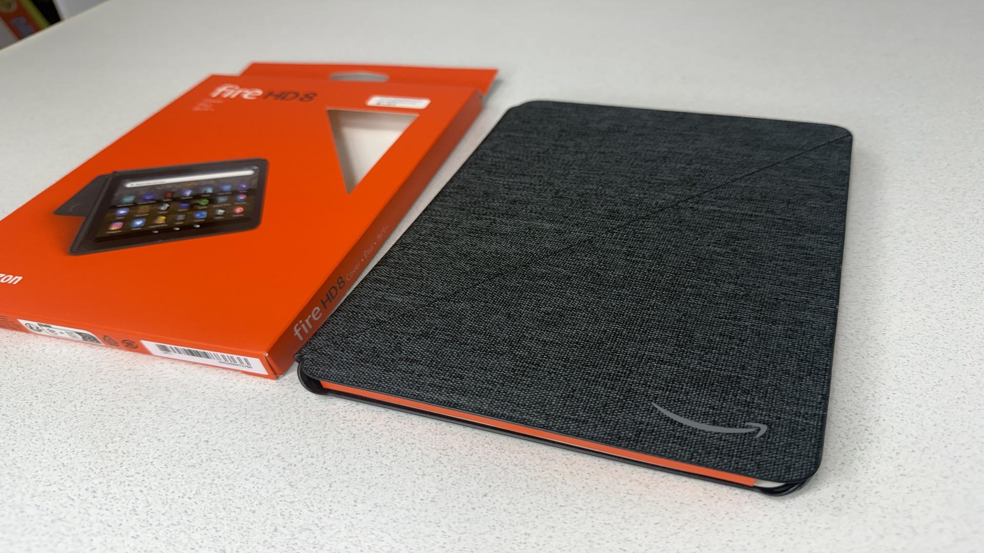 【画像で見る】Fire HD 8カバーを徹底レビュー!デザイン・機能・装着感をチェック! 【画像で見る】Fire HD 8カバーを徹底レビュー!デザイン・機能・装着感をチェック!